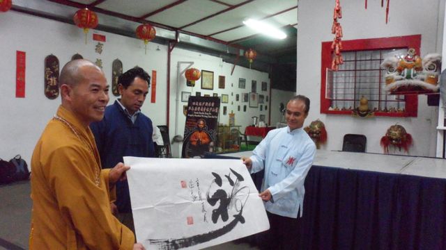 El Gran Maestro Shi De Yang, hace entrega de unas caligrafías hechas por él, al Maestro Francisco González por su hospitalidad y facilidades para la realización de la clase-taller de Shaolin Baduanjin en al ciudad de México.