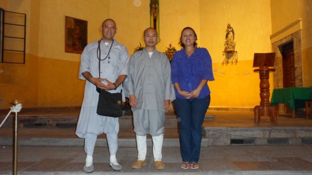 Gran Maetro Shi De Yang con su discípulo y su esposa la Lic. Adriana Mendoza.