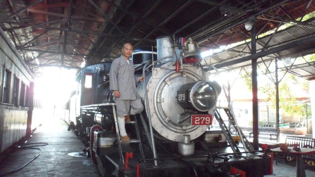 El Gran Maestro Shi De Yang en la famosa y única Máquina de vapor en todo México, La 279